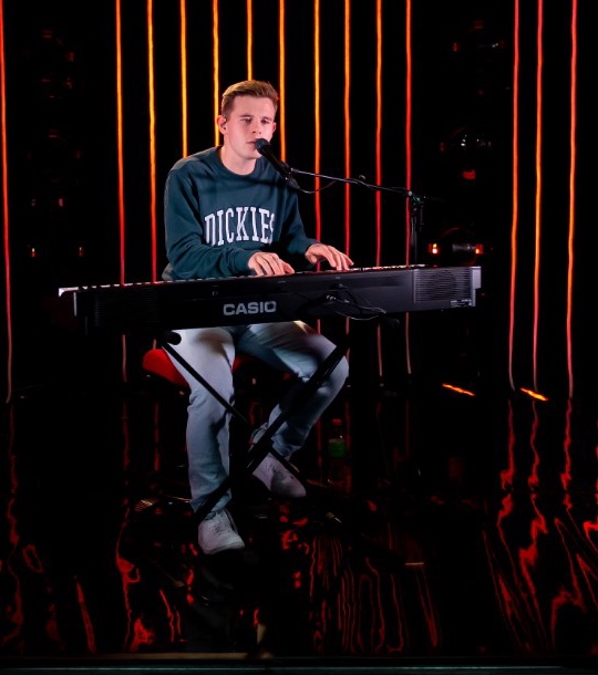 Håvard synger ved pianoet